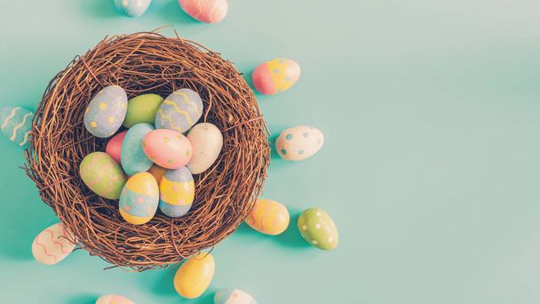 Színes húsvéti tojás és a nest-a zöld pasztell színű háttér wi - Fotó, kép