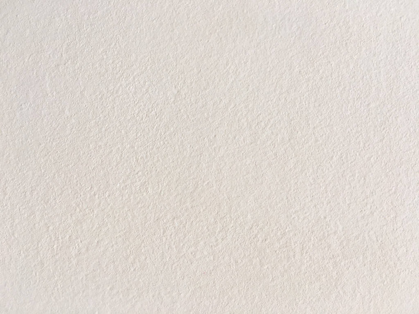 Grunzig bemalte Wandtextur als Hintergrund. Riss Beton Vintage Wand Hintergrund, alte weiß gestrichene Wand. Hintergrund weiße Malerei. - Foto, Bild