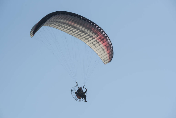 Een paraglider in de hemel - Foto, afbeelding