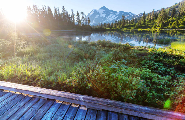 Scenic Picture Lake with mount Shuksan reflection in Washington, USA - Фото, зображення