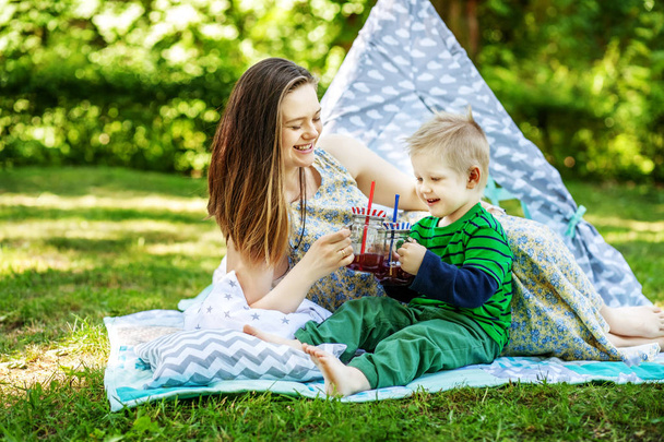 Mamince i malého syna pít šťávu na piknik.  - Fotografie, Obrázek