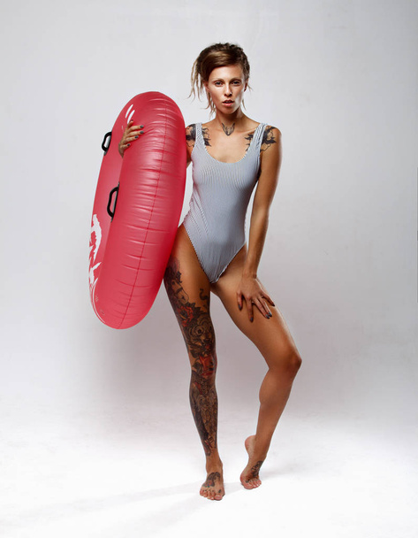 sportowe dziewczynę w strój kąpielowy - Zdjęcie, obraz