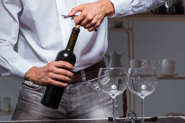 Professioneller Sommelier verkostet Wein im Restaurant - Foto, Bild