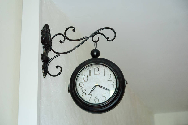Horloge Vintage en métal rond sur mur blanc. Les flèches montrent 7 : 20
 - Photo, image