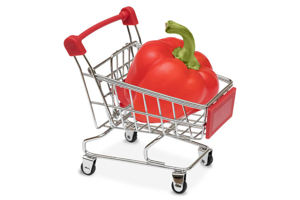Dolce pepe bulgaro in un carrello del supermercato
 - Foto, immagini