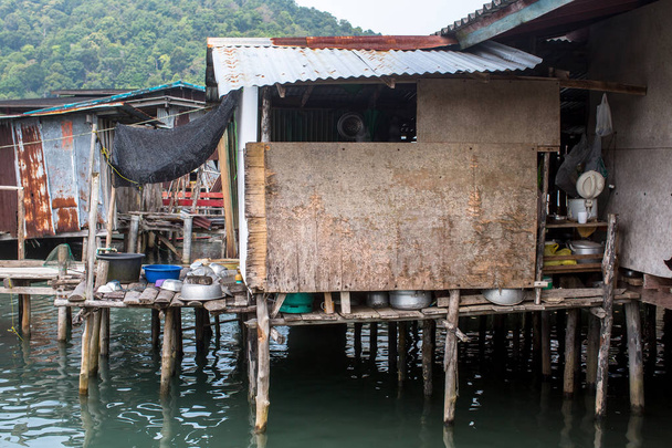 Domy na kůlech v rybářské vesnici na ostrově Ko Chang, Thajsko - Fotografie, Obrázek