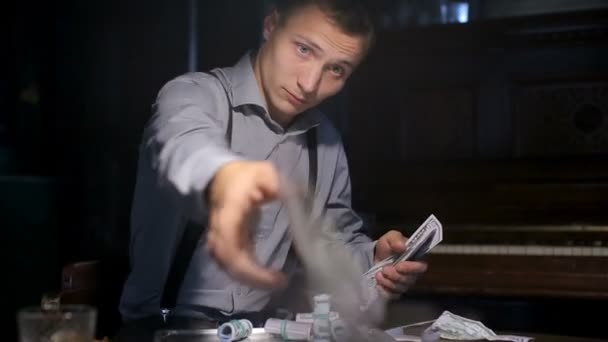 junger selbstbewusster Gangster prahlt am Spieltisch - Filmmaterial, Video