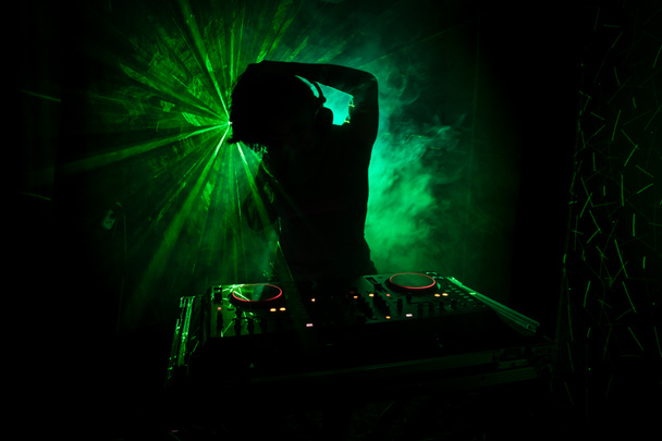 DJ przędzenia, mieszanie i drapanie w nocnym klubie, ręce dj tweak różnych formantów utwór na dj's deck, stroboskopowe i mgła, lub Dj mixy na torze w nocnym klubie, na imprezie - Zdjęcie, obraz