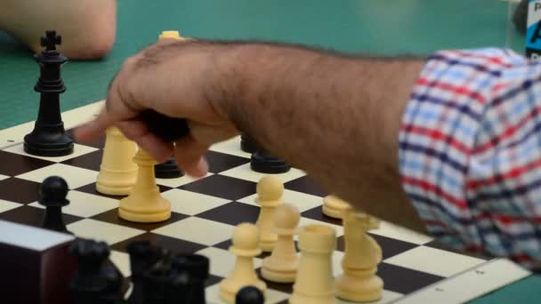 Παίζει σκάκι σε ένα υπαίθριο τουρνουά - Πλάνα, βίντεο