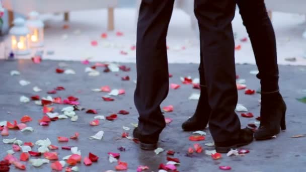Gelukkig man met vrouw omarmen en dansen in het park, romantische datum concept  - Video