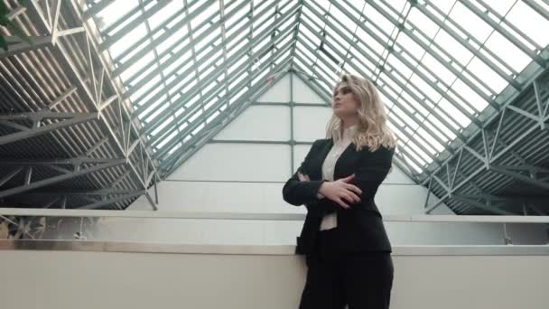 eine Geschäftsfrau wartet nicht geduldig auf einen Geschäftspartner oder Kunden in der Lobby eines modernen Bürogebäudes - Filmmaterial, Video