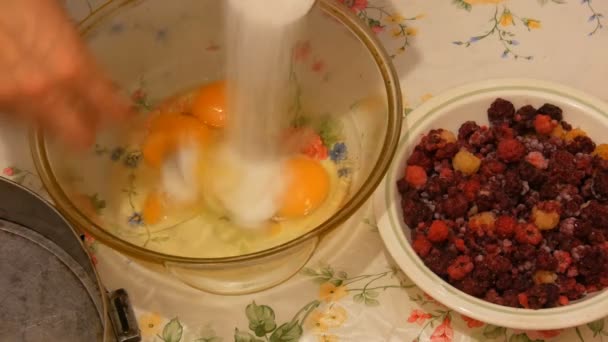 Nő előkészít egy házi készítésű torta - Felvétel, videó