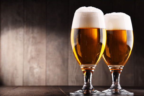 Composición con dos vasos de cerveza lager
 - Foto, Imagen