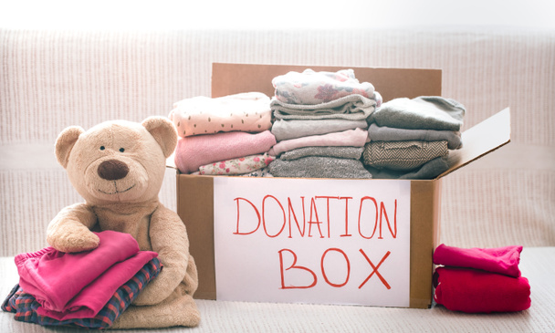 Boîte avec vêtements pour la charité
 - Photo, image