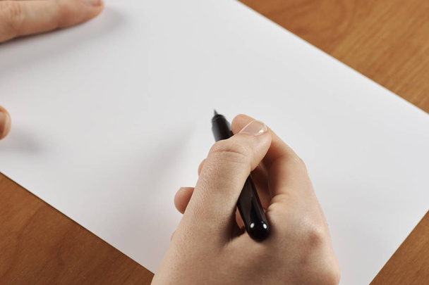 Жіночі руки, що тримають каліграфічний пензель або ручку, з білою плямою
 - Фото, зображення