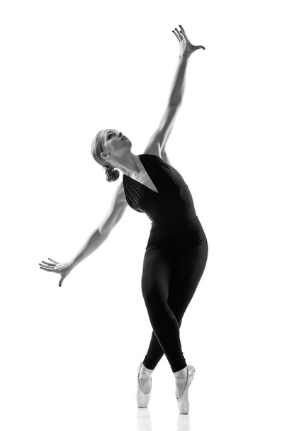 νεαρή γυναίκα καυκάσιος χορευτής μπαλέτου στη σιλουέτα - Φωτογραφία, εικόνα