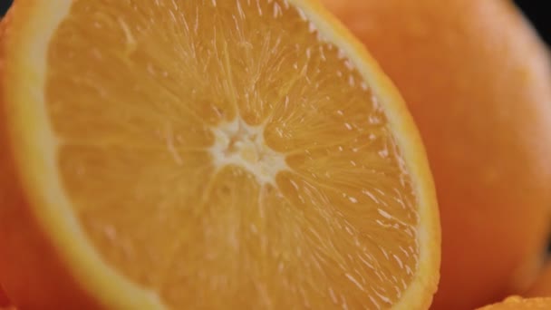 closeup των πορτοκαλιών σε μαύρο φόντο - Πλάνα, βίντεο