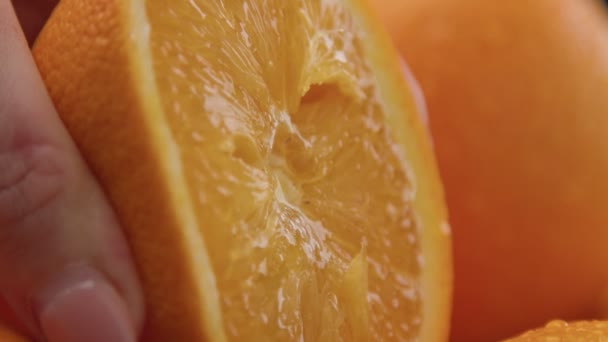 Closeup pomerančů na černém pozadí - Záběry, video
