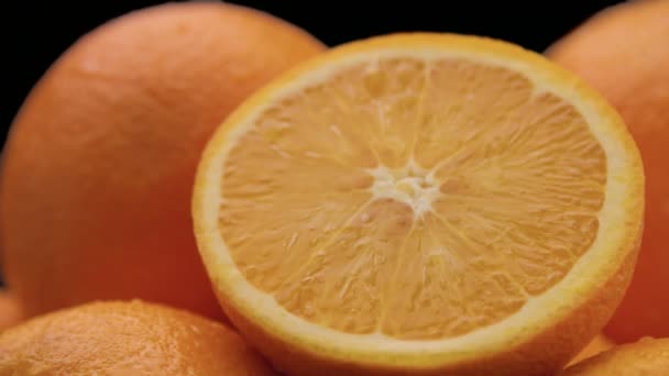 Крупный план апельсинов на черном фоне
 - Кадры, видео