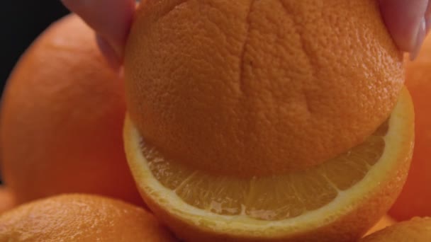 Close-up van sinaasappelen op zwarte achtergrond - Video