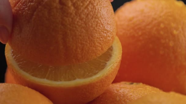 Close-up van sinaasappelen op zwarte achtergrond - Video