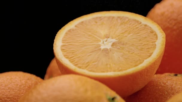 close-up de laranjas no fundo preto
 - Filmagem, Vídeo