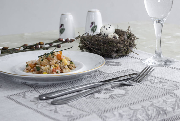 プレート野菜入りテーブル ナプキンにシチュー ネギ ガラス フォーク ナイフと柳枝とウズラ卵塩コショウ  - 写真・画像