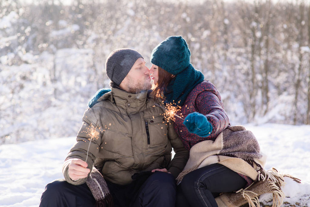 Baiser romantique avec des bengals en plein air en hiver
 - Photo, image