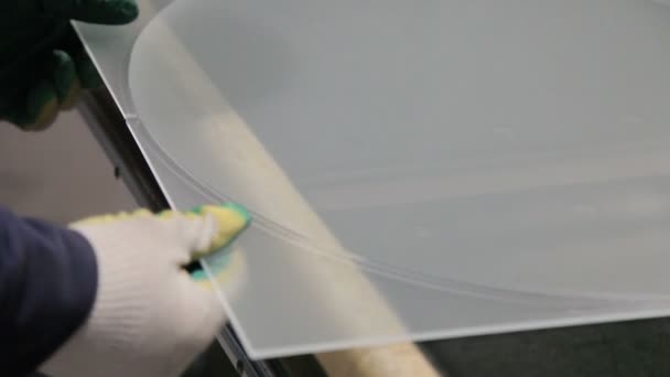 Slicing glass on the machine - Séquence, vidéo