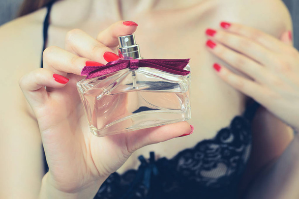 Nő alkalmazása parfüm, a nyakán csábító ruha - Fotó, kép