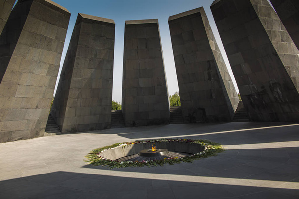 Monumento memorial ao genocídio armênio com chama e flowe eternos
 - Foto, Imagem