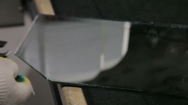 Slicing glass on the machine - Materiał filmowy, wideo