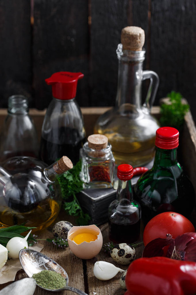 Huile d'olive, sauce soja, vinaigre, infusions, beurre et épices
 - Photo, image