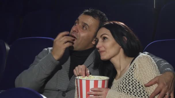 Ευτυχισμένο ζευγάρι απολαμβάνοντας τους ημερομηνία στο σινεμά βλέποντας μια ταινία - Πλάνα, βίντεο