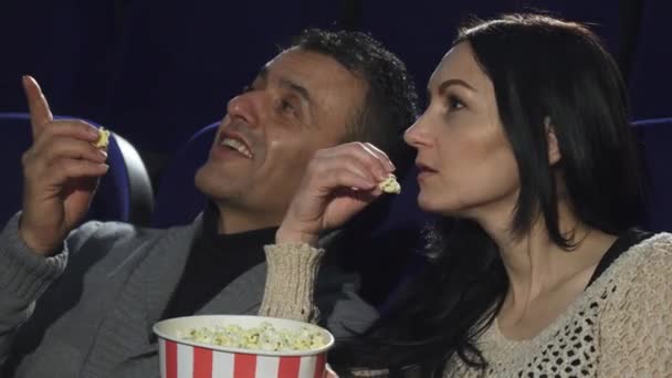 Κοντινό πλάνο της ένα ώριμο ζευγάρι, βλέποντας μια ταινία μαζί στο σινεμά - Πλάνα, βίντεο