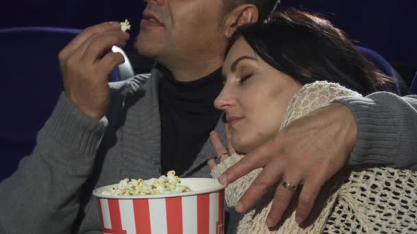 Mujer madura durmiendo sobre el hombro de su marido en el cine
 - Metraje, vídeo
