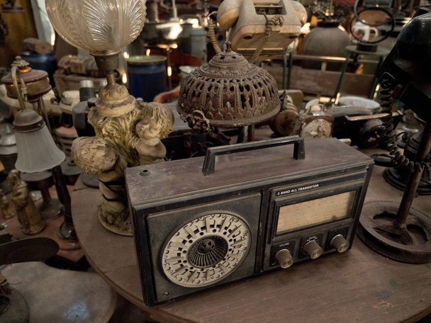 Παλιό ραδιόφωνο στο παλαιοπωλείο στην Ινδονησία. - Φωτογραφία, εικόνα