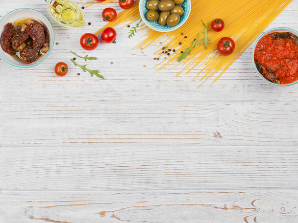 Ingredients for preparation pasta spaghetti - tomato, olive oil, - Foto, immagini