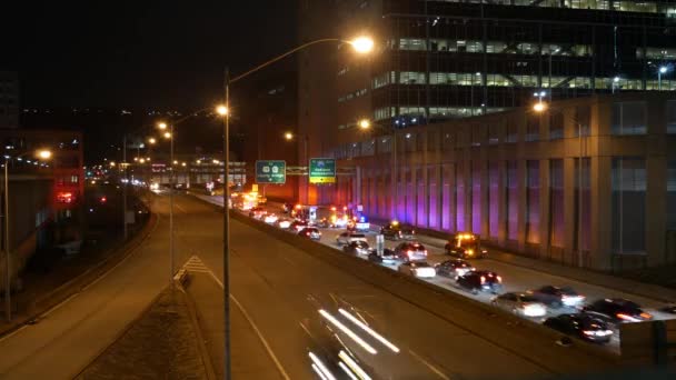 夜近く都市高速道路での事故を回避しようとすると、トラフィックの時間の経過 - 映像、動画