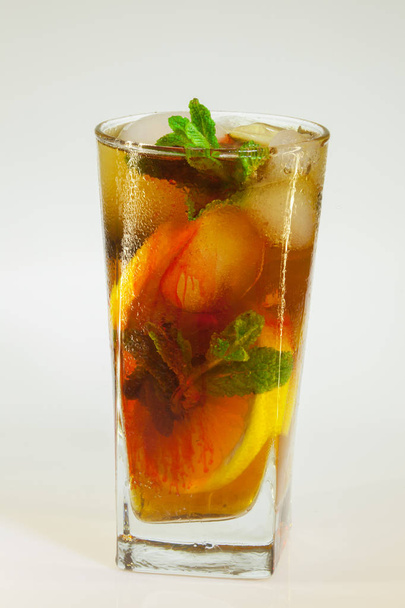 gouttes de rose sur un verre de boisson froide avec glace, citron et menthe sur un fond blanc
 - Photo, image