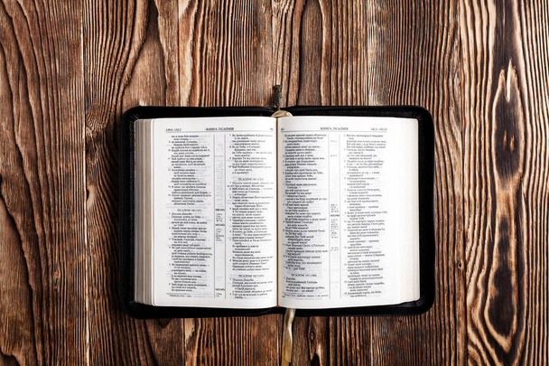 Libro abierto de la Biblia
 - Foto, imagen