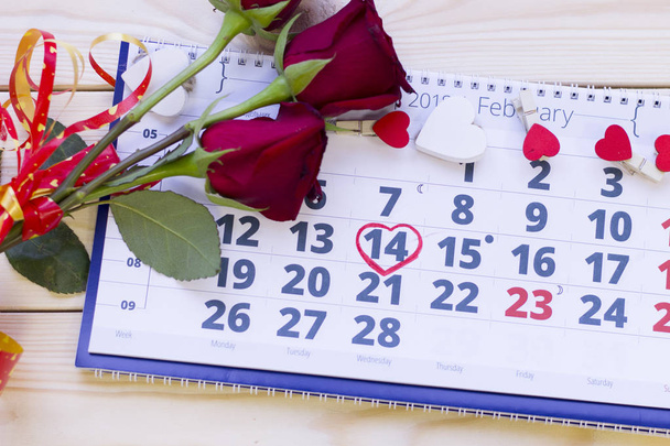 Red roses and calendar - Фото, зображення