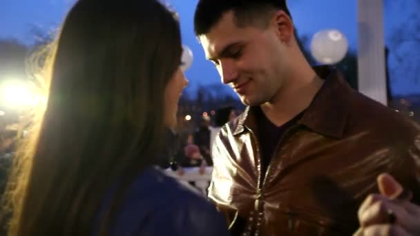 hombre feliz con la mujer abrazando y bailando en el parque en gazebo decorado, concepto de fecha romántica
 - Metraje, vídeo