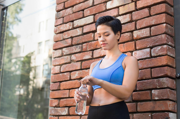 Kadın atlet molası, içme suyu verdikten - Fotoğraf, Görsel