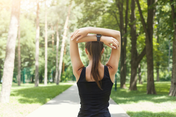 Mujer fitness en el entrenamiento de estiramiento al aire libre
 - Foto, imagen
