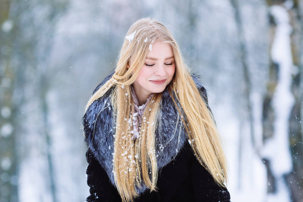 Winter jong tiener meisje portret. Schoonheid vreugdevolle Model meisje lachen en plezier in winter park. Mooie jonge vrouw buitenshuis. Genieten van natuur, winter - Foto, afbeelding