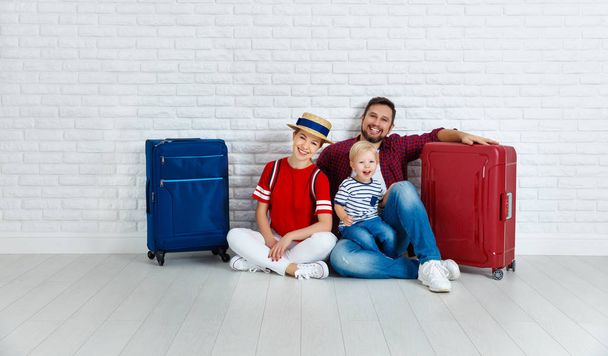 concept travel and tourism. happy family with suitcases near   w - Foto, imagen