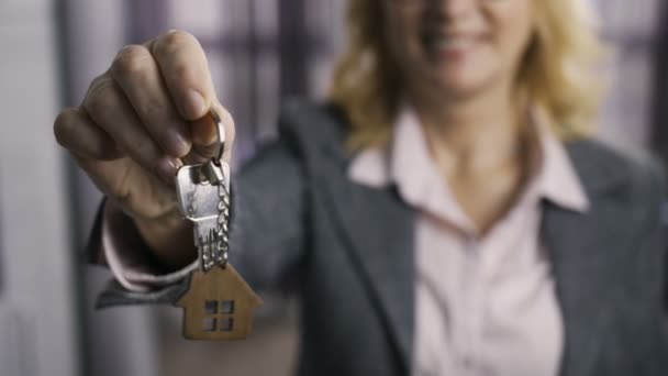 Tułów senior agent nieruchomości, prezentując klucze - Materiał filmowy, wideo