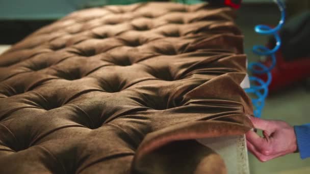 Marangoz kumaş mobilya zımba kullanarak bir kanepe gövdesini tamir ediyor - Video, Çekim