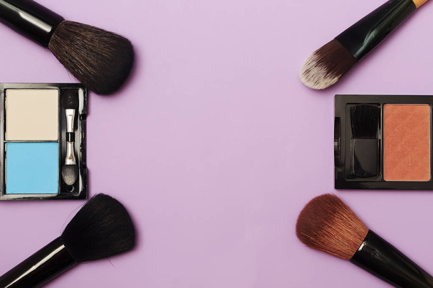 Cepillos y herramientas de maquillaje profesional, conjunto de productos de maquillaje - Foto, Imagen